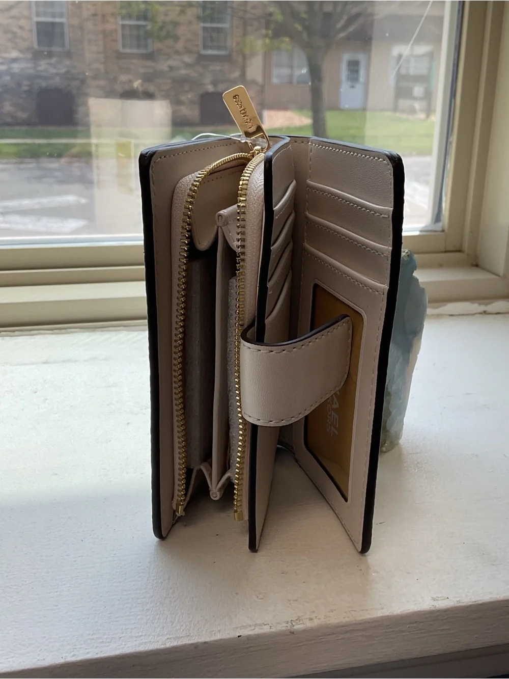 Michaels Kors NWT Bifold/Zip Wallet - Lt Cream